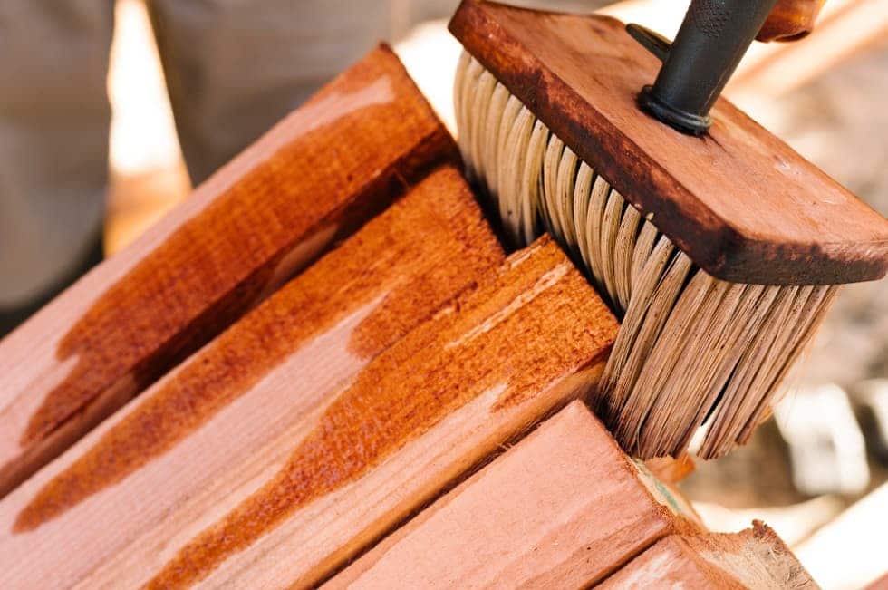 barnizando madera