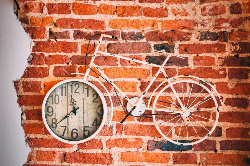 reloj-bicicleta en pared de ladrillo