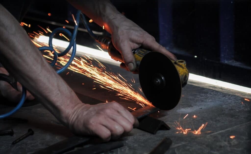 cortando barra de acero con herramienta mecánica