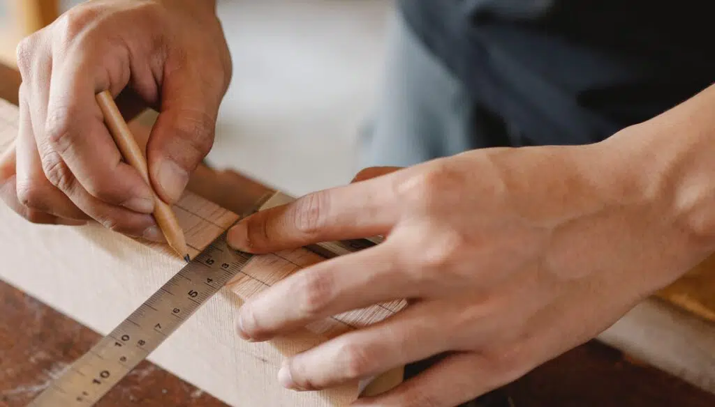 marcando madera con lápiz y metro