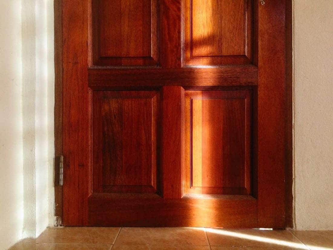 puerta barnizada