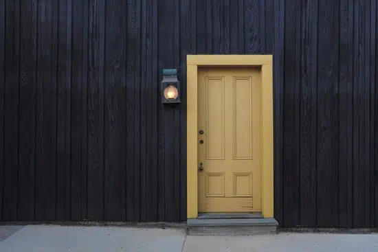 puerta amarilla