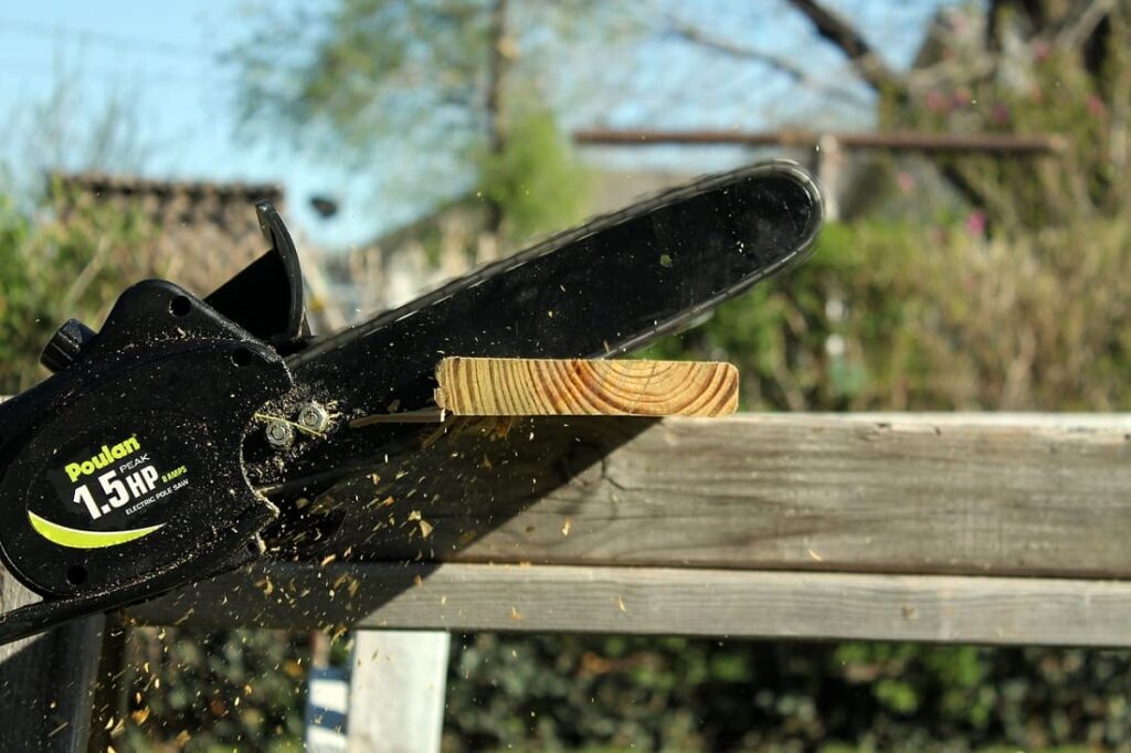 sierra de cadena cortando madera