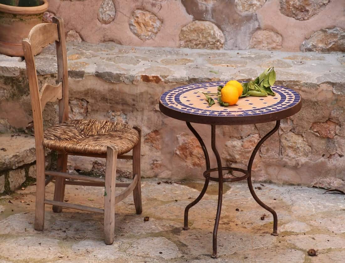 mesa de azulejos para jardín con naranjas encima