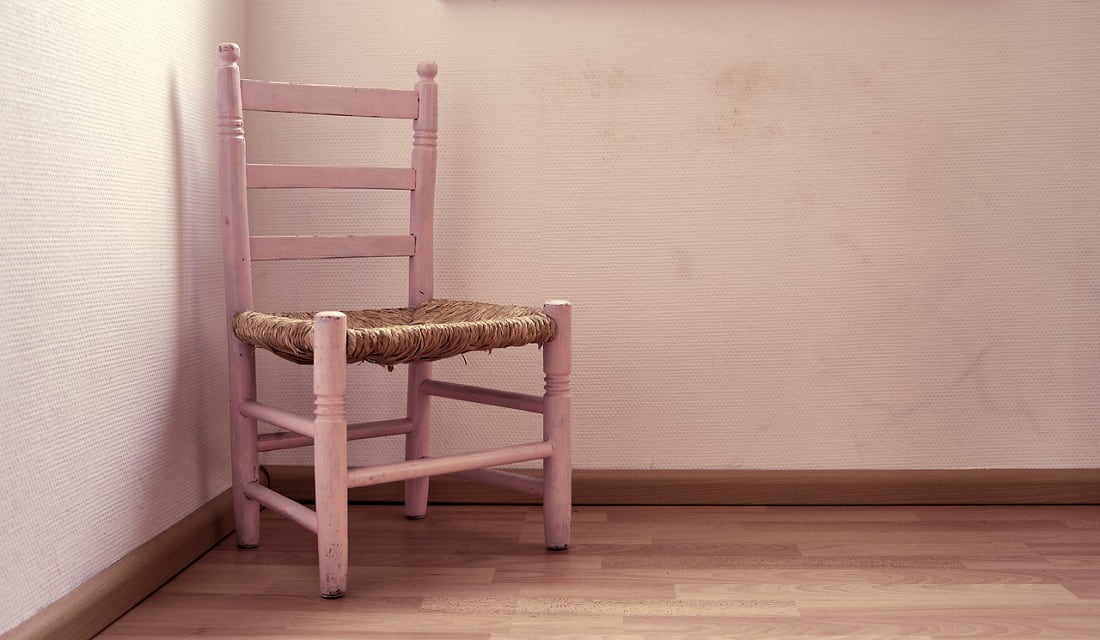 silla de madera pintada de rosa pastel